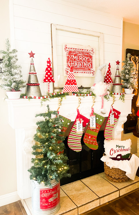 Red And White Christmas Mantel - Create Make Decorate With Nikki